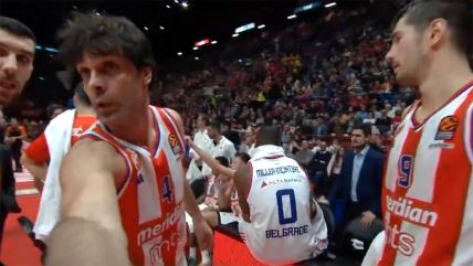 Teodosić gura kameru.jpg