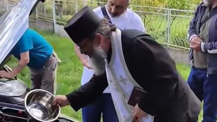 pop osveštava antifriz