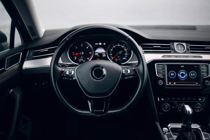Automobil
