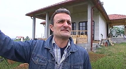 Ivan Milinković ispred kuće na Kosmaju