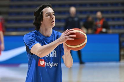 Asim Đulović na zagrevanju meča između reprezentacije Srbije i Gruzije