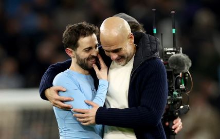 Bernardo Silva i Pep Gvardiola u zagrljaju.