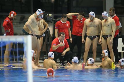 Uroš Stevanović drži govor vaterpolistima Radničkog.