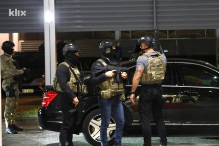 specijalci MUP-a RS čuvaju Dodikov automobil (9).jpg
