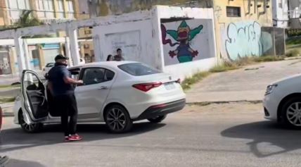 Dvojica se posvađala u saobraćaju, a onda je usledio šok kad je jedan izašao iz kola