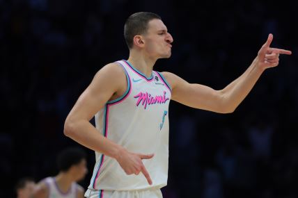 Košarkaš Majamija Nikola Jović.