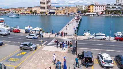 Ulice, pešaci, Zadar, Hrvatska