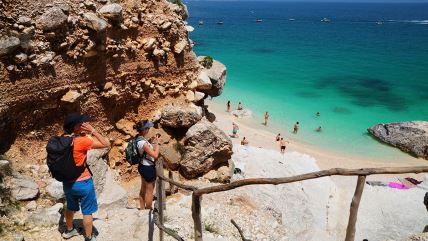 Cala Goloritze plaža, Sardinija, Italija, turisti, stene, more