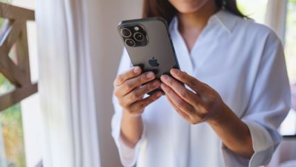 Žena drži u rukama telefon