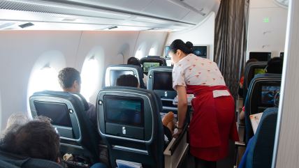 Stjuardesa avio-kompanije Hongkonga služi putnike