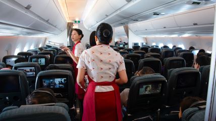 Stjuardese avio-kompanije Hongkonga služe putnike