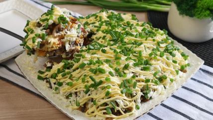 Salata sa kuvanom pilećom džigericom i šampinjonima.jpg