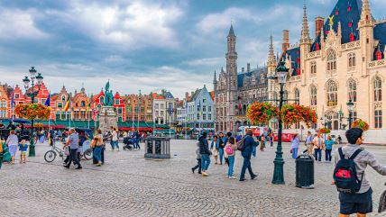 Turisti šetaju Trgom Markt u Brižu u Belgiji