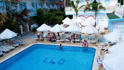 Ljudi se opuštaju pored bazena u hotelu u Turskoj