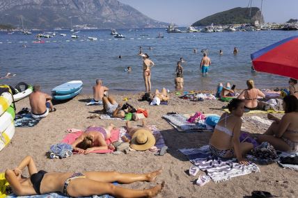 Plaža u Crnoj Gori.jpg