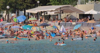 Gužva na plaži u Budvi u Crnoj Gori