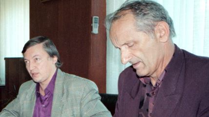 Anatolij Karpov i Dimitrije Bjelica igraju šah