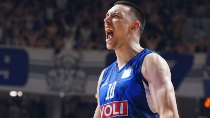 Nikola Tanasković slavi koš u Budućnostiosti.jpg