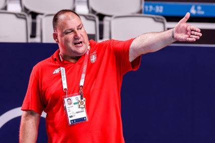 Dejan Savić pokazuje rukom u opremi vaterpolo reprezentacije Srbije.