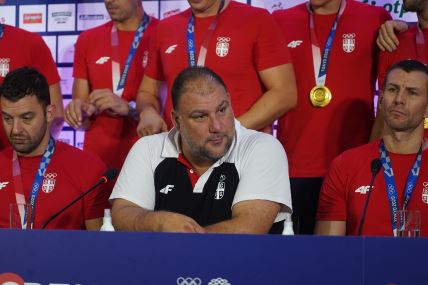 Dejan Savić sa zlatnim vaterpolistima Srbije posle titule na Olimpijskim igrama u Tokiju