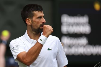 Novak Đoković slavi pobedu na Vimbldonu.