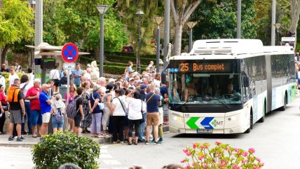 Turisti ulaze u autobus u Španiji