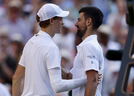 Janik Siner i Novak Đoković u zagrljaju na Vimbldonu.