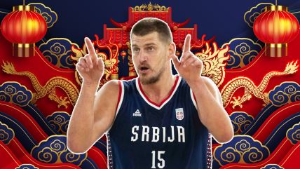 Nikola Jokić u dresu Srbije uz pozadinu sa motivima Kine u kojoj ga navijači obožavaju.
