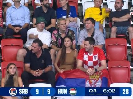 Navijač u dresu Hrvatske sa zastavom Srbije na vaterpolu.