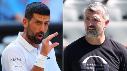Novak Đoković s leve strane gestikulira rukom, sa desne Goran Ivanišević u crnoj majici.