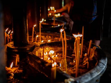 paljenje_sveća_pomen_crkva_stefan_stojanović_ (12).jpg