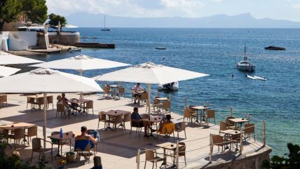 Turisti sede za stolovima u restoranu na Majorci