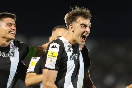 Jovan Milošević u dresu Partizana slavi gol.