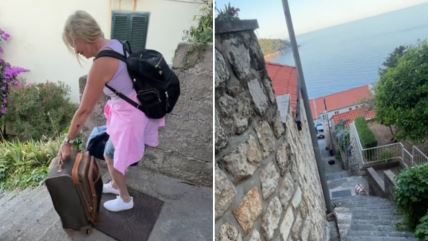 Turistkinja baca kofer niz stepenice