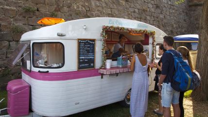 Turisti kupuju hranu na letovanju