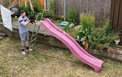 Vlasnik se igra sa psom na toboganu