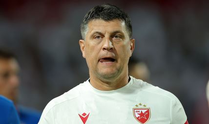 Vladan Milojević u beloj opremi Crvene zvezde.