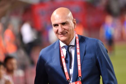 Mitar Mrkela u odelu na meču Crvene zvezde.