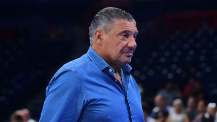 Miško Ražnatović na utakmici u plavoj košulji