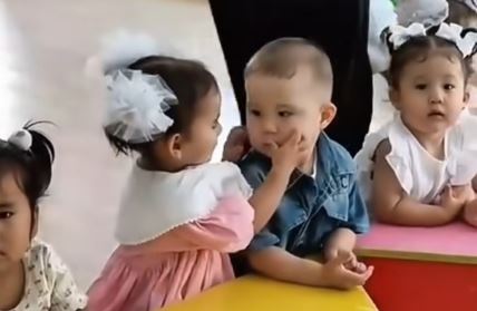 Dečak i devojčica u vrtiću