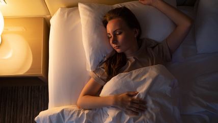 Devojka ležu u krevetu