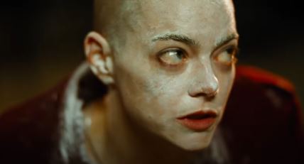 Ema Stoun u filmu Bugonia