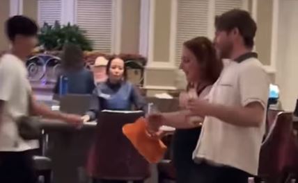 Devojka u momkovim patikama on u štiklama