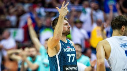 Luka Dončić slavi trojku na Eurobasketu