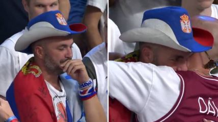 Navijač Srbije plače posle poraza Srbije od Finske u osmini finala Evropskog prvenstva