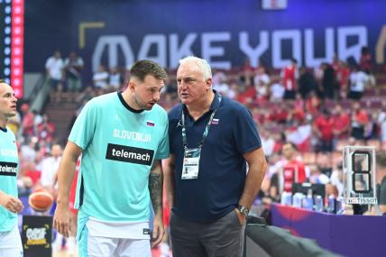 Luka Dončić i Saša Dončić pričaju na Eurobasketu