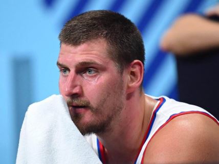 Nikola Jokić briše znoj peškirom na Eurobasketu