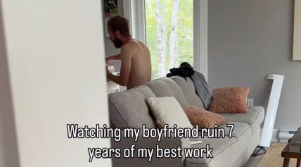 Devojka zatekla momka kako hrani psa na stolu, hit video