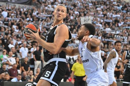 Dilan Osetkovski na utakmici Partizan - PAOK dok kreće u npada na koš rivala