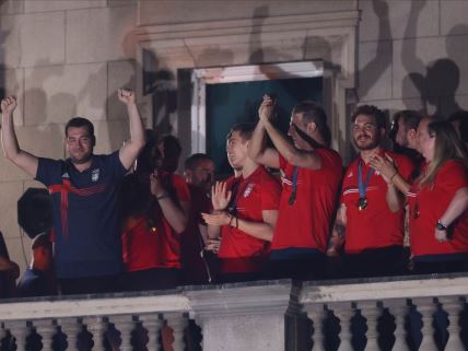 Vaterpolisti Srbije slave osvojenu zlatnu medalju na Olimpijskim igrama.